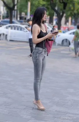 旅拍約了穿吊打緊身牛仔褲的美女驢友一起旅行