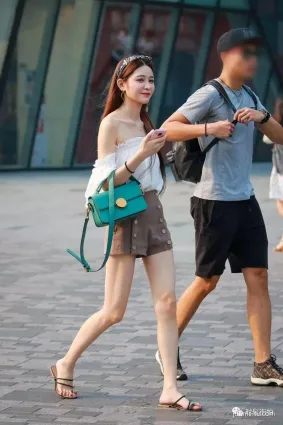 街拍熱褲美腿含糖量高的的小姐姐就是好看