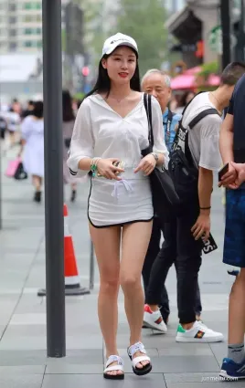 街拍緊身裙美女，身材高挑，展現不凡的時尚感