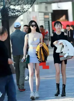 街拍美女吊帶裙顯胸，走在路上絕對的回頭率百分之百