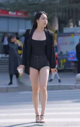 職場女性的日常穿搭，背心+短褲大方得體又顯氣質