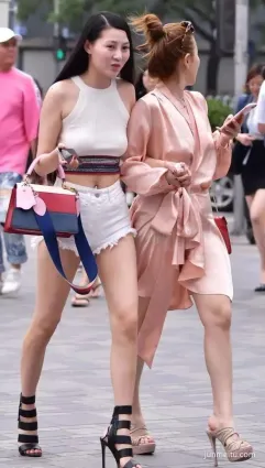 街拍美女這麼年輕就出現下“垂”了，這樣不好啊