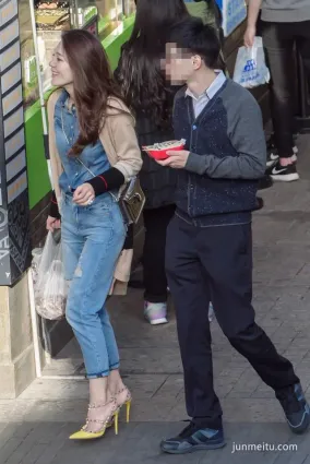 街拍破洞牛仔褲極品氣質小潮女，性感高跟活力四射！