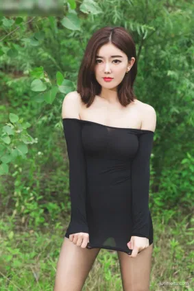 性感身材美女野外拍寫真，絲襪美腿讓人着迷