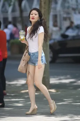 街拍紅唇熱褲時尚辣媽，身材和顔值都超贊！