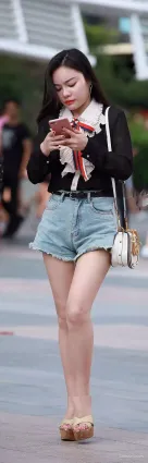 街拍牛仔熱褲白皙竹竿大長腿女郎