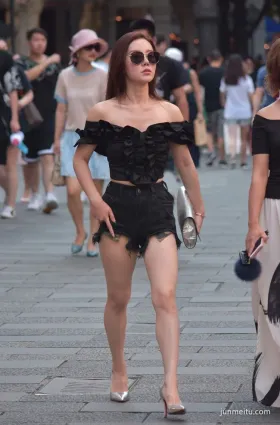 街拍迷人熱褲穿出足足女人味，立體小花朵很有别緻的感覺