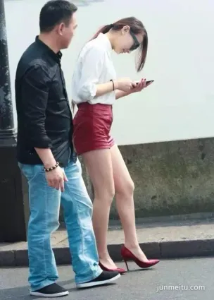 街拍頂級少婦，牛仔熱褲美不勝收