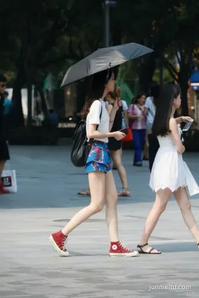 街拍熱褲帆布鞋美少女，膚色白皙比陽光還亮眼