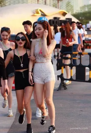 街拍蕾絲熱褲美女，如此打扮，減齡還優雅！