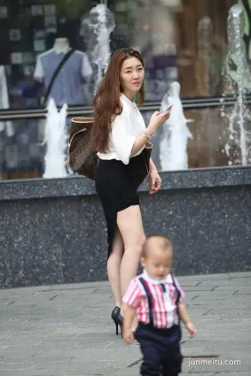 街拍時尚側開一步裙辣媽，穿成這樣帶娃辛苦了！