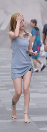 街拍身姿妖娆性感短裙美眉，優雅的紋身呆萌的表情！