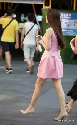 街拍美女粉色系連衣裙給人一種忘不掉初戀的味道