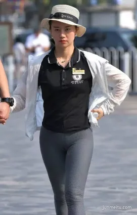 免費街拍緊身褲深縫鮑，女生三角肥大