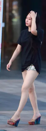 街拍熱褲大白腿時尚漂亮妹紙