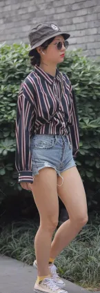 牛仔熱褲大白腿時尚妹紙，有沒有打動你的心呢？