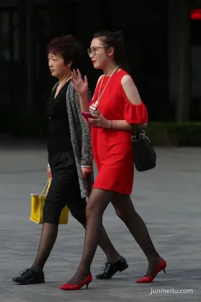 街拍露肩紅裙黑絲時尚氣質美女，聊什麼呢這麼開心？