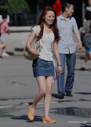 牛仔短裙美女街邊拍照嬉鬧 與閨蜜兩雙長腿白皙誘人