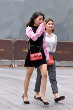 肉絲高跟妹子第一次被街拍，害羞地捂住了臉