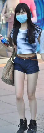 街拍長腿熱褲高跟美女，身材完美！