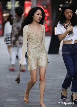 街拍美術館成熟辣媽，膝蓋那裡是個胎記還是？