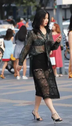 抄底街拍若隐若現不知道怎樣形容這種美