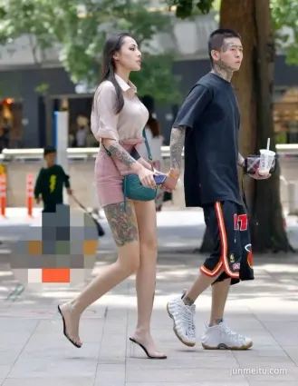 街拍美女身材好，寬松襯衫都能穿出範