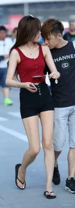 街拍氣質美女牛仔熱褲，大秀白皙美腿