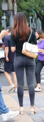 街拍翹臀緊身牛仔褲豐腴渾圓氣質女郎