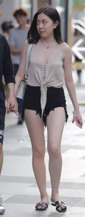 最新街拍牛仔熱褲雪白如玉修長雙腿氣質女郎