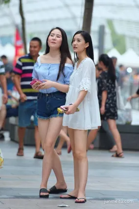 街拍熱褲長腿閨蜜一雙，誰是你的菜？