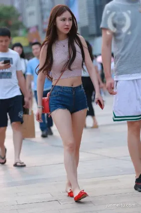 街拍熱褲美腿美女，這眼神怎麼這麼恐懼