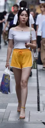 街拍熱褲美腿美女，人見人愛花見花開，真是讓人百看不厭！