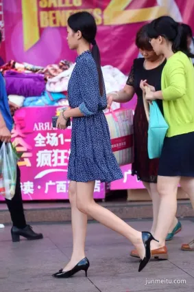 街拍高跟去取快遞的素人少婦，纖長美腿身材比例超好！