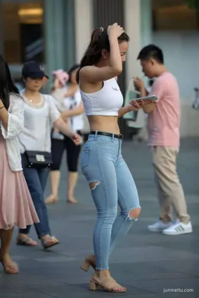 重慶街拍身穿白色短打背心的小姐姐，盡顯纖細曼妙的腰身