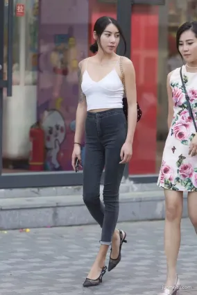 老姐的吊帶低胸裝，太少見了，社會社會..