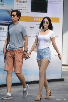 街拍美女緊身牛仔短褲，微胖身材展現出氣質