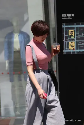 街拍大胸闊腿褲美女，覺得她壓力應該蠻大的