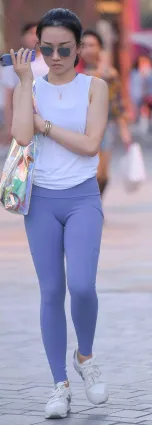街拍緊臀緊身瑜伽褲B夾縫，美女塑造出時髦感