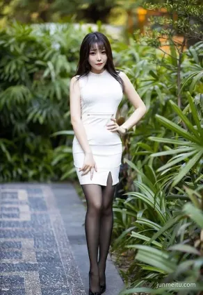 極品女神，絲襪美腿，玲珑身材，前凸後翹不就是說她嗎？