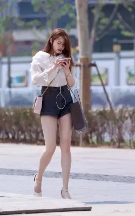 街拍熱褲長腿美女配高跟鞋， 青春靓麗陽光性感