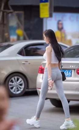 街拍緊身褲羞澀可人的小姐姐，仙女氣質十足