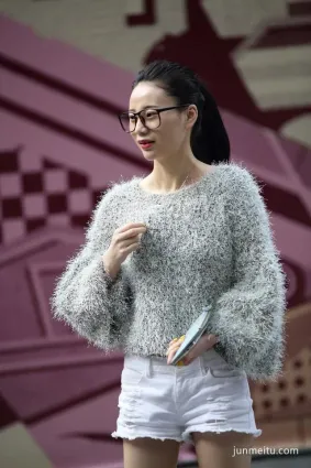 街拍長腿熱褲時尚眼鏡美女，自拍起來也是萌萌哒