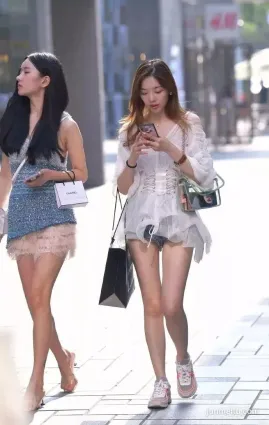 街拍美術館白皙如玉修長雙腿氣質時尚姐妹花