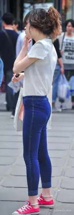 緊身藍色牛仔褲豐腴修長雙腿90後美女