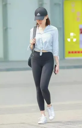 3a街拍緊身的瑜伽褲，讓豬豬女孩精緻起來