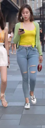 緊身破洞牛仔褲盡顯小姐姐的青春姿态