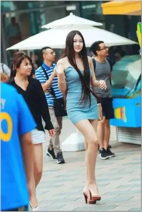 街拍緊身包臀裙，這樣的兒媳婦，婆婆沒少操心吧？