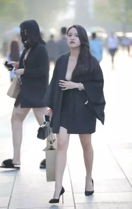 壞叔街拍成熟妩媚的時尚辣媽，身材凹凸有緻
