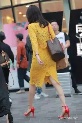 街拍抄底镂空透視包臀連衣裙，姑娘更加性感